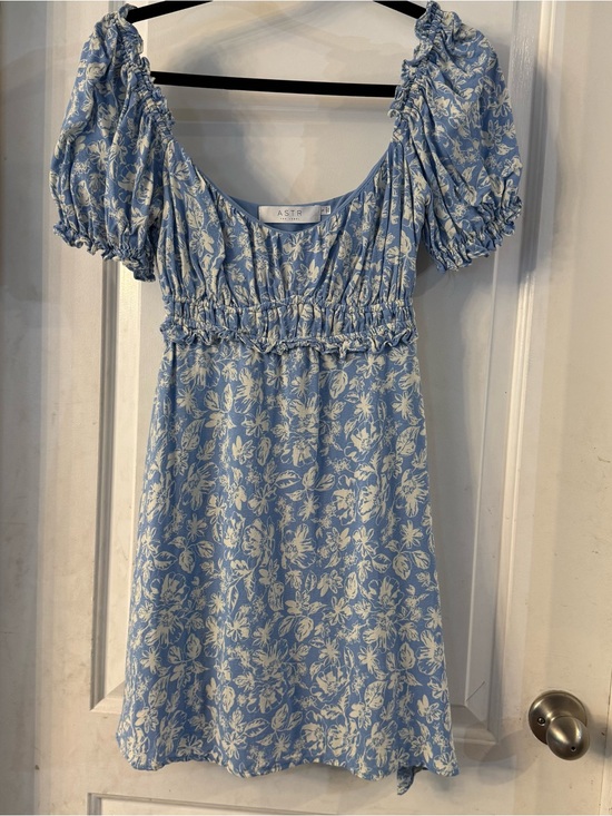 Astr Dresses & Skirts - Astr the Label Blue and White Floral Puff Sleeve Mini Dress